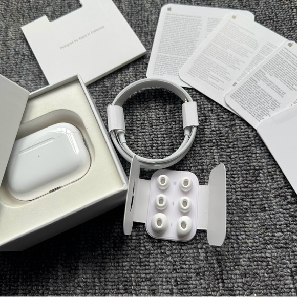 Apple White Wireless Earbuds with Charging Case